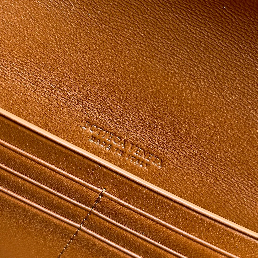 The batch of 1360 BV Andiamo evening handbags has been heavily planted again~ The designer aesthetics in the era of economic downturn are back. I fall in love with it at first sight and can't put it down. It's so beautiful and full of aura. The shape and texture are very competitive. It's light in weight and has sufficient capacity. It's a must-have for fashionistas. It's suitable for many occasions, minimalist, high-end and light luxury. Model No.: 741511 Size: 31*13*3cm